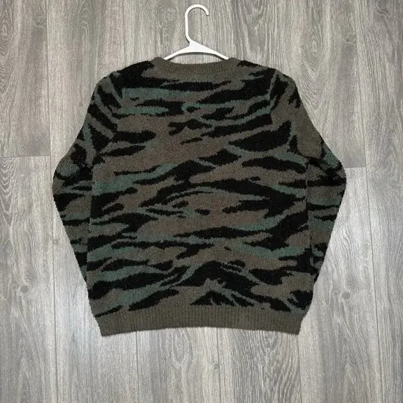 Barefoot Dreams Cozy Chic Seaside Crew Neck Pullover Camo Green Size Large NWOT - Picture 2 of 9